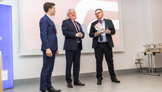 Wręczenie pamiątkowej statuetki IX edycji Podkarpackiego Seminarium Spawalniczego
