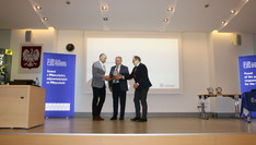 Wręczenie pamiątkowej statuetki IX edycji Podkarpackiego Seminarium Spawalniczego